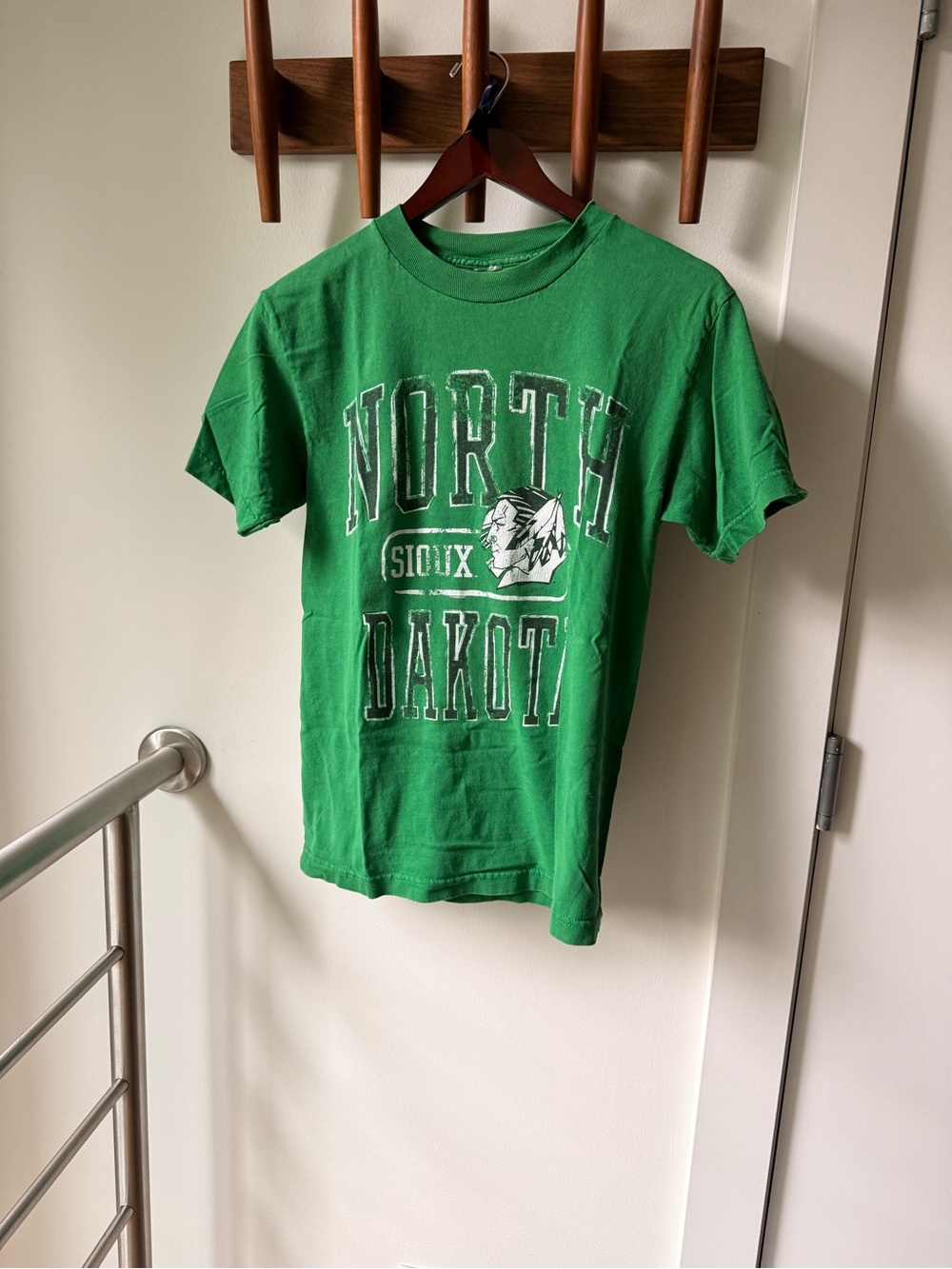 47 Brand Green North Dakota Sioux Graphic Tee